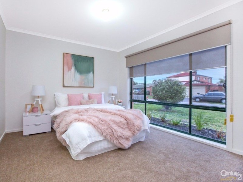 Photo - 8 Clendon Court, Carrum Downs VIC 3201 - Image 3