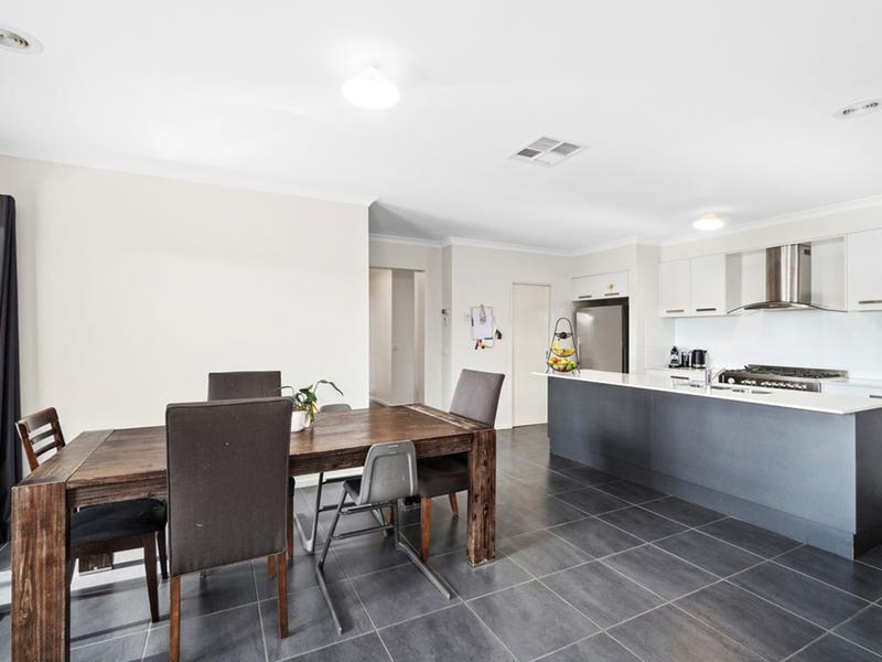 Photo - 8 College Square, Bacchus Marsh VIC 3340 - Image 11