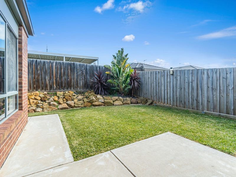 Photo - 8 College Square, Bacchus Marsh VIC 3340 - Image 15