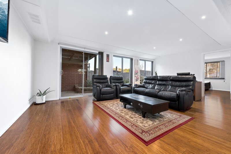 Photo - 8 Collendina Crescent, Scoresby VIC 3179 - Image 6