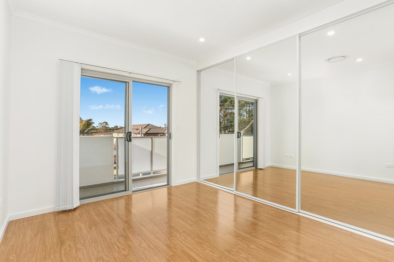 Photo - 8 Como Street, Merrylands NSW 2160 - Image 4