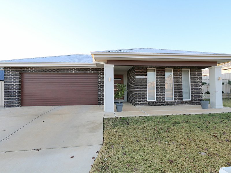 8 Cootamundra Boulevard, Gobbagombalin NSW 2650