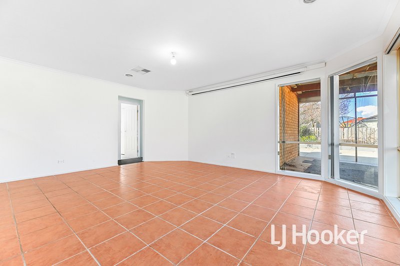 Photo - 8 Crabill Walk, Narre Warren South VIC 3805 - Image 3