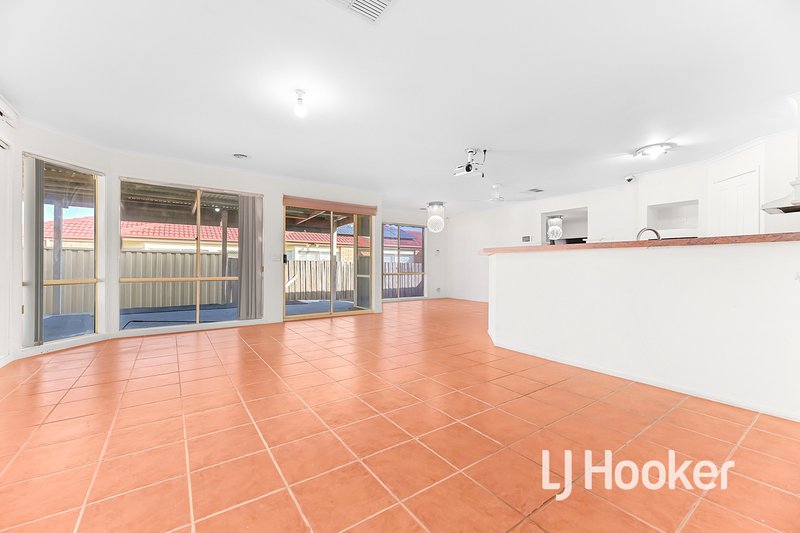 Photo - 8 Crabill Walk, Narre Warren South VIC 3805 - Image 4