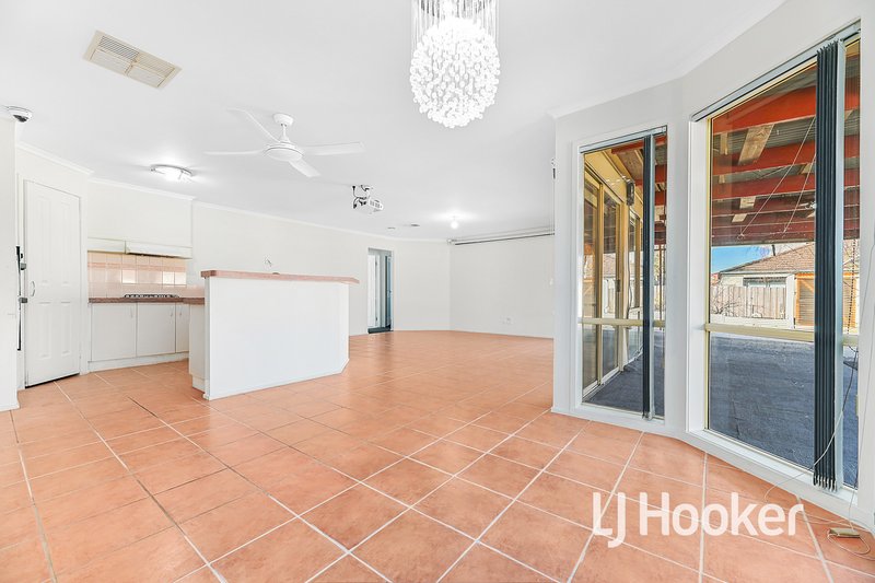 Photo - 8 Crabill Walk, Narre Warren South VIC 3805 - Image 5