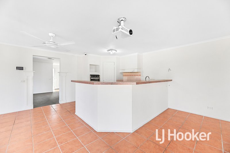 Photo - 8 Crabill Walk, Narre Warren South VIC 3805 - Image 6