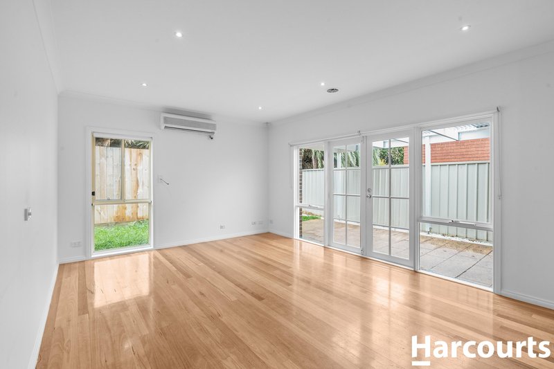 Photo - 8 Cromwell Road, Werribee VIC 3030 - Image 2