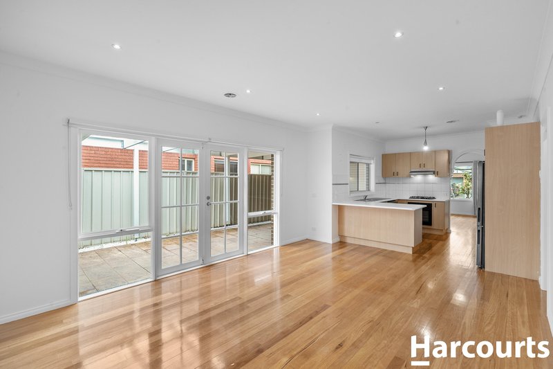 Photo - 8 Cromwell Road, Werribee VIC 3030 - Image 4