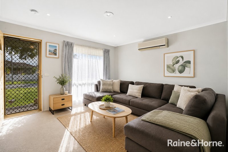 Photo - 8 Crystal Gardens, Cranbourne West VIC 3977 - Image 2