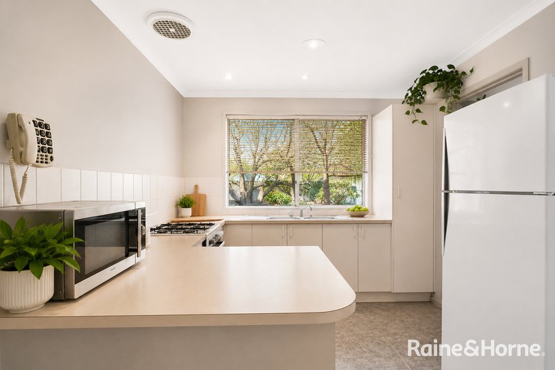 Photo - 8 Crystal Gardens, Cranbourne West VIC 3977 - Image 5