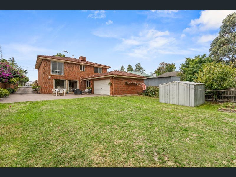 Photo - 8 Darbyshire Road, Mount Waverley VIC 3149 - Image 8