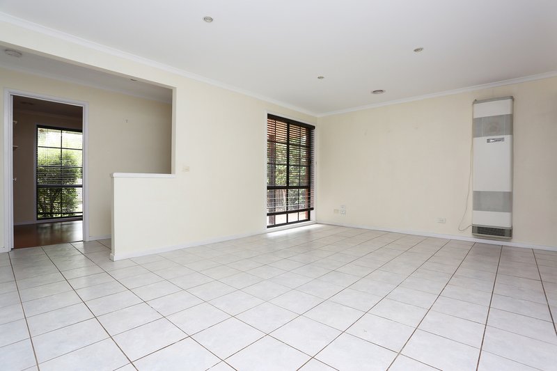 Photo - 8 De Castella Close, Mill Park VIC 3082 - Image 5