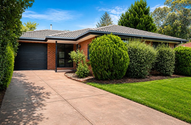 Photo - 8 De Castella Close, Mill Park VIC 3082 - Image 1