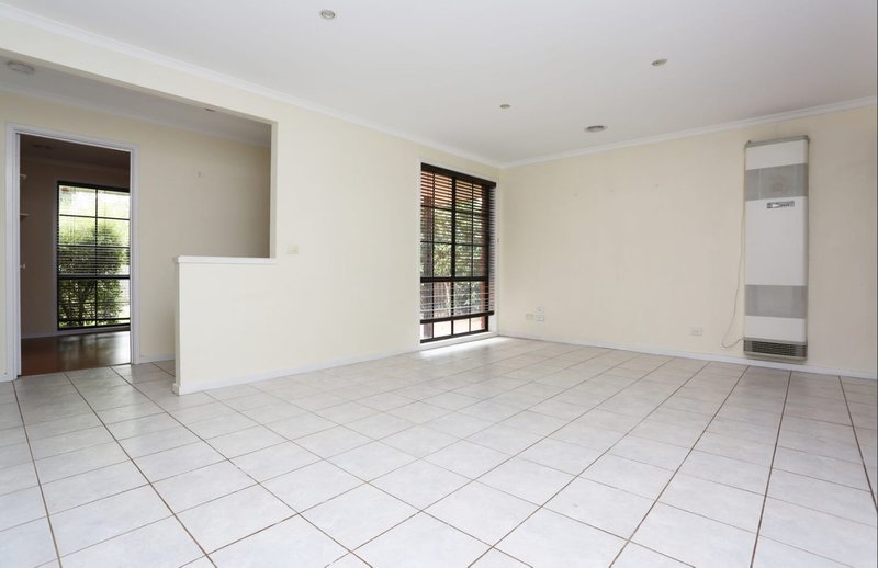 Photo - 8 De Castella Close, Mill Park VIC 3082 - Image 4