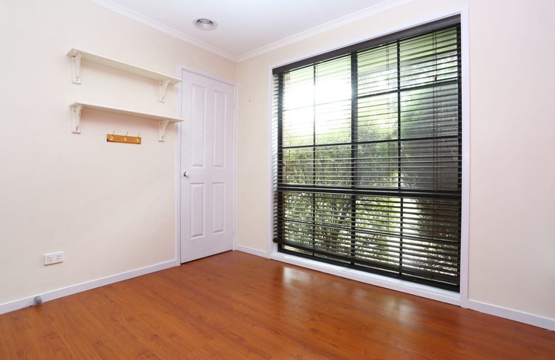 Photo - 8 De Castella Close, Mill Park VIC 3082 - Image 5