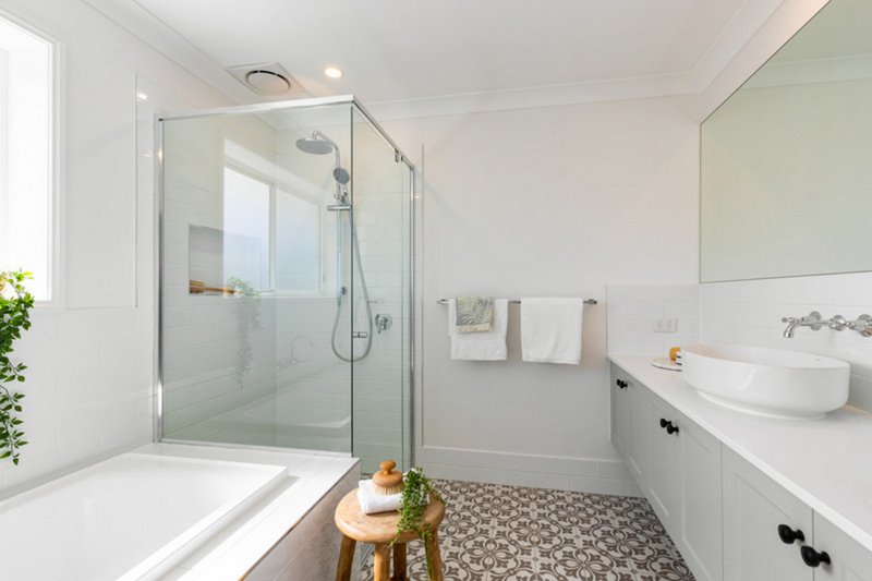 Photo - 8 Delsie Street, Cannon Hill QLD 4170 - Image 10