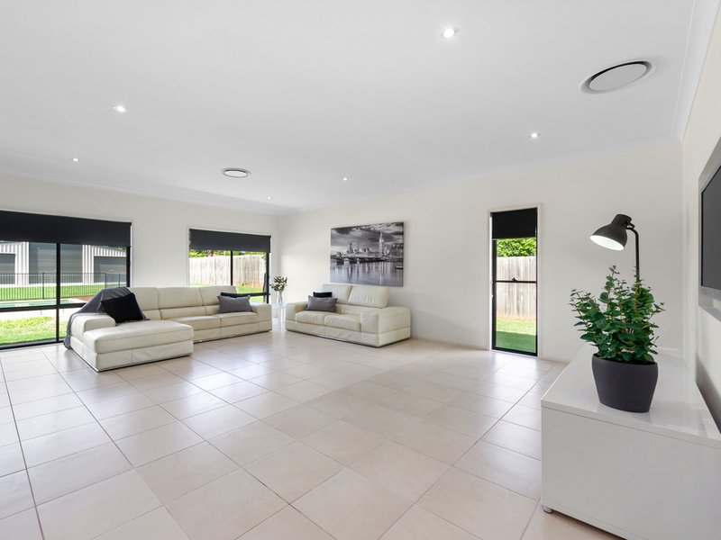 Photo - 8 Denis Street, Murrumba Downs QLD 4503 - Image 4