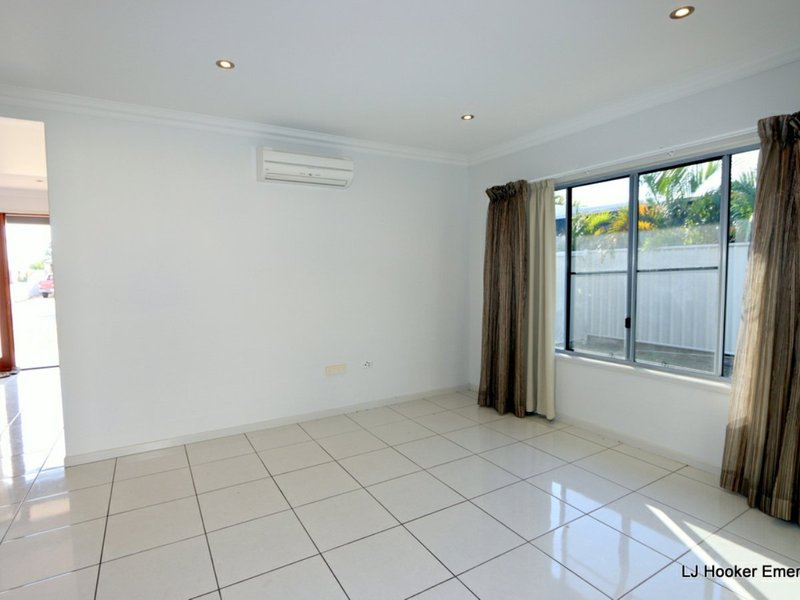 Photo - 8 Desgrand Street, Emerald QLD 4720 - Image 4