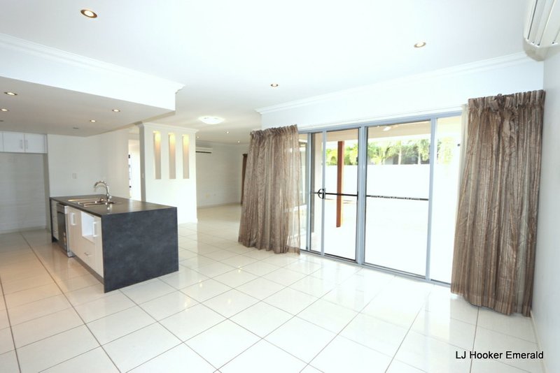 Photo - 8 Desgrand Street, Emerald QLD 4720 - Image 6