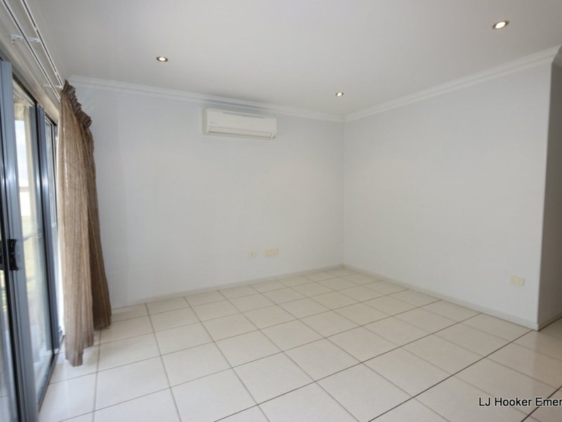 Photo - 8 Desgrand Street, Emerald QLD 4720 - Image 7