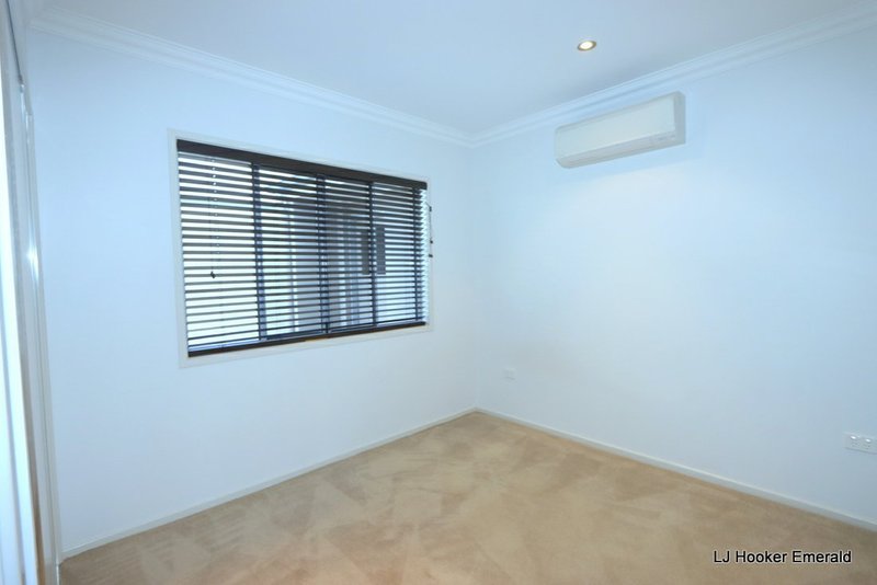 Photo - 8 Desgrand Street, Emerald QLD 4720 - Image 11