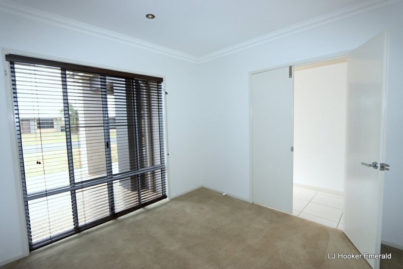 Photo - 8 Desgrand Street, Emerald QLD 4720 - Image 13