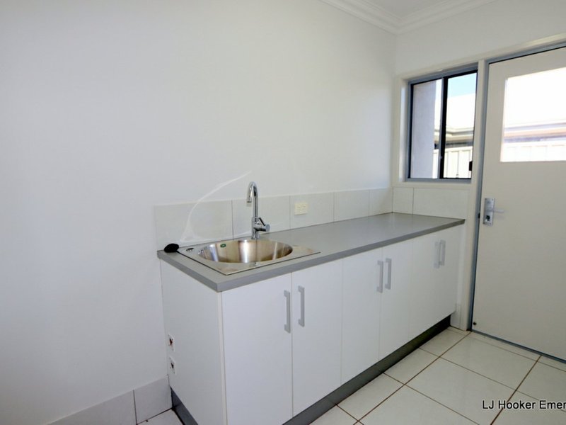 Photo - 8 Desgrand Street, Emerald QLD 4720 - Image 17