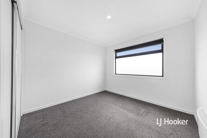 Photo - 8 Dominic Road, Pakenham VIC 3810 - Image 9