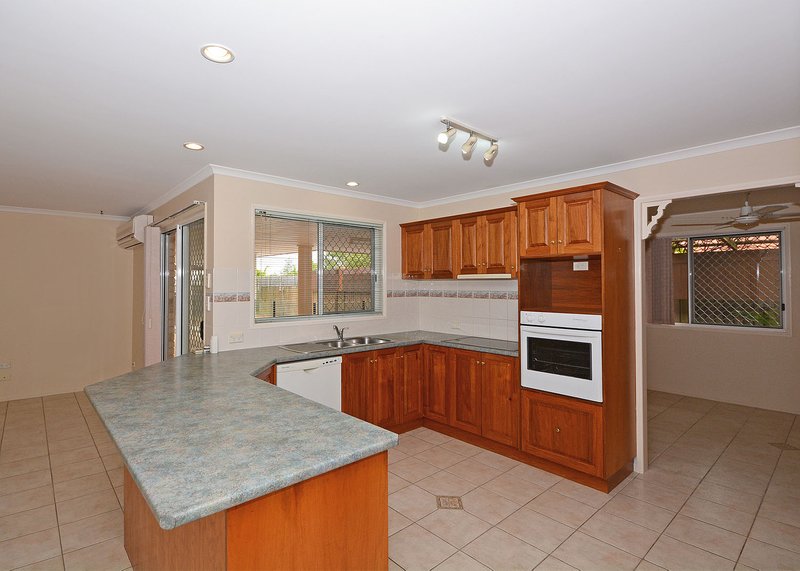 Photo - 8 Durham Court, Kawungan QLD 4655 - Image 3