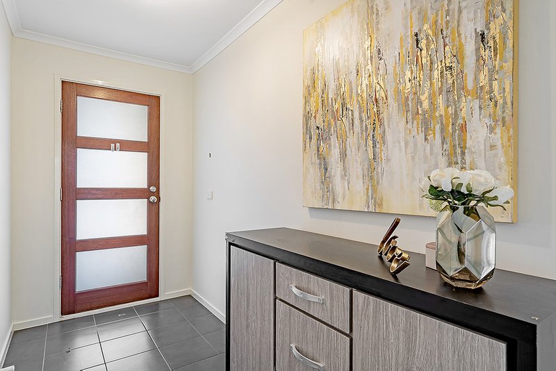 Photo - 8 Eastwood Place, Craigieburn VIC 3064 - Image 3