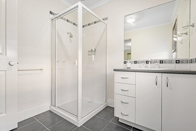 Photo - 8 Eastwood Place, Craigieburn VIC 3064 - Image 5