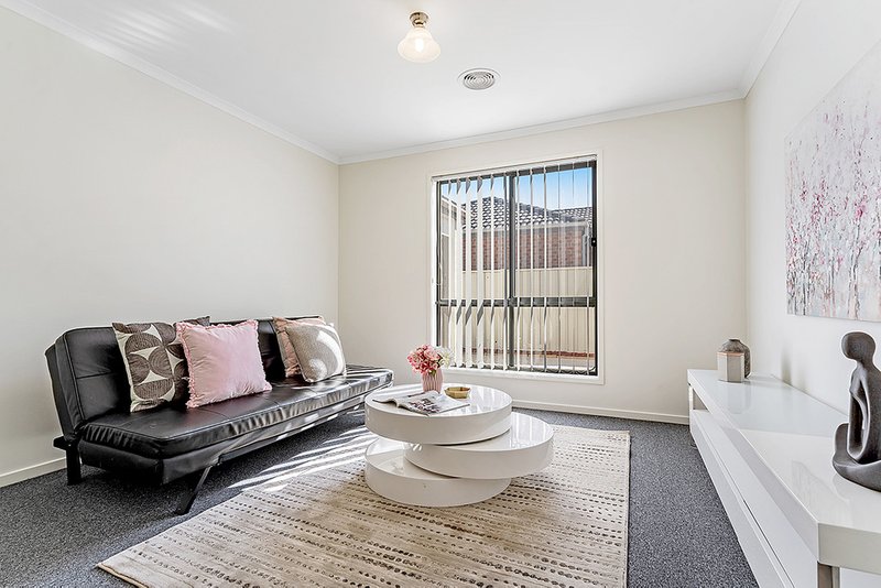 Photo - 8 Eastwood Place, Craigieburn VIC 3064 - Image 6