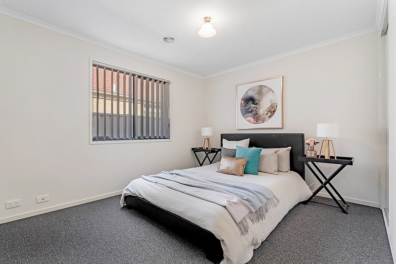 Photo - 8 Eastwood Place, Craigieburn VIC 3064 - Image 10