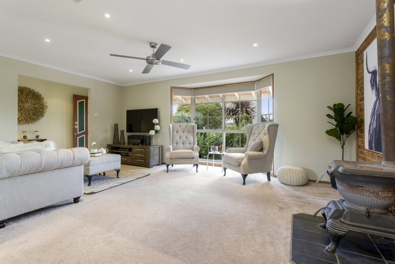 Photo - 8 Edinburgh Court, Werribee VIC 3030 - Image 2