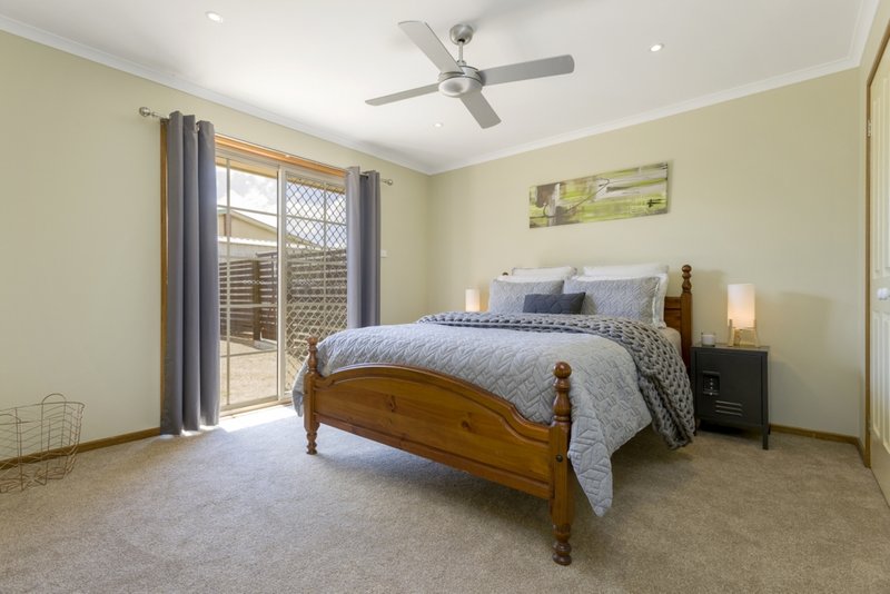 Photo - 8 Edinburgh Court, Werribee VIC 3030 - Image 6