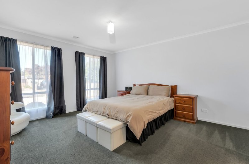 Photo - 8 Eleni Place, Tarneit VIC 3029 - Image 2