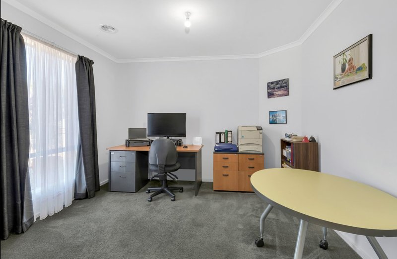 Photo - 8 Eleni Place, Tarneit VIC 3029 - Image 4