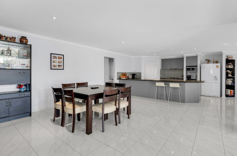 Photo - 8 Eleni Place, Tarneit VIC 3029 - Image 5