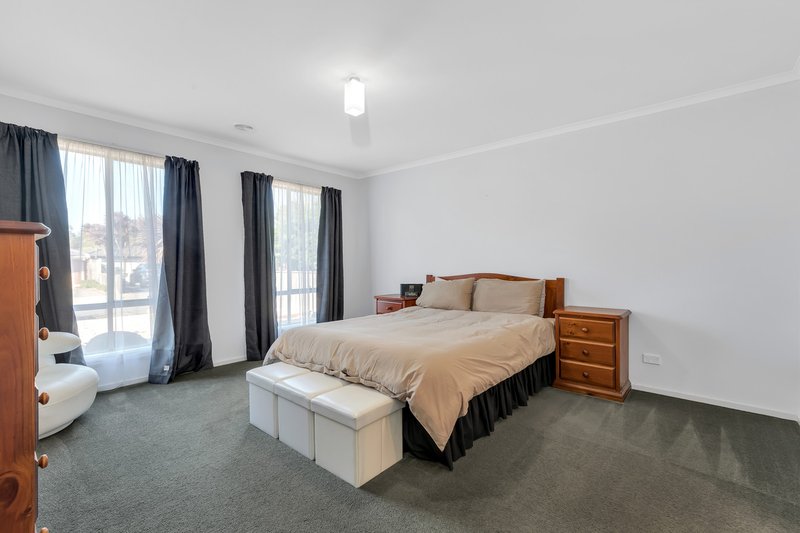 Photo - 8 Eleni Place, Tarneit VIC 3029 - Image 2