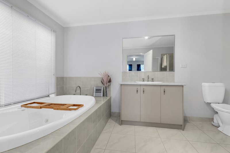 Photo - 8 Eleni Place, Tarneit VIC 3029 - Image 3