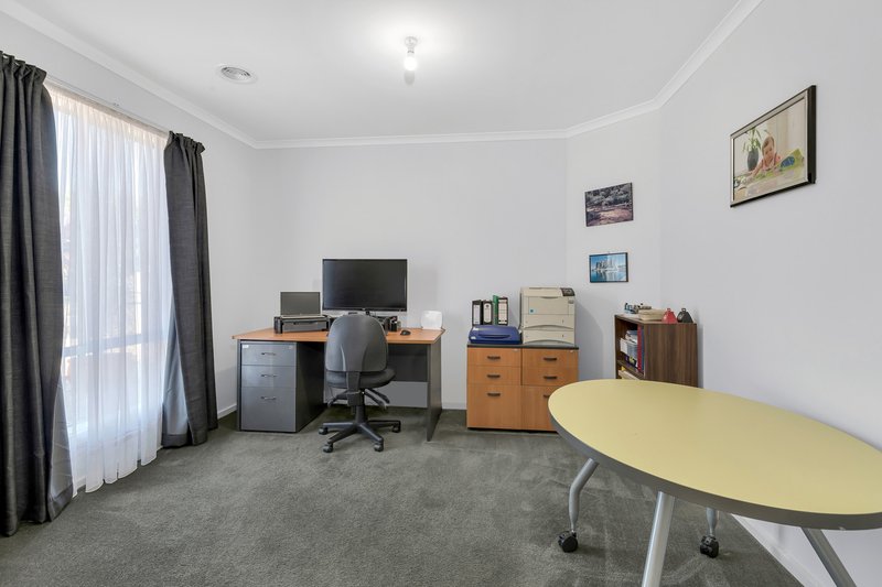 Photo - 8 Eleni Place, Tarneit VIC 3029 - Image 4