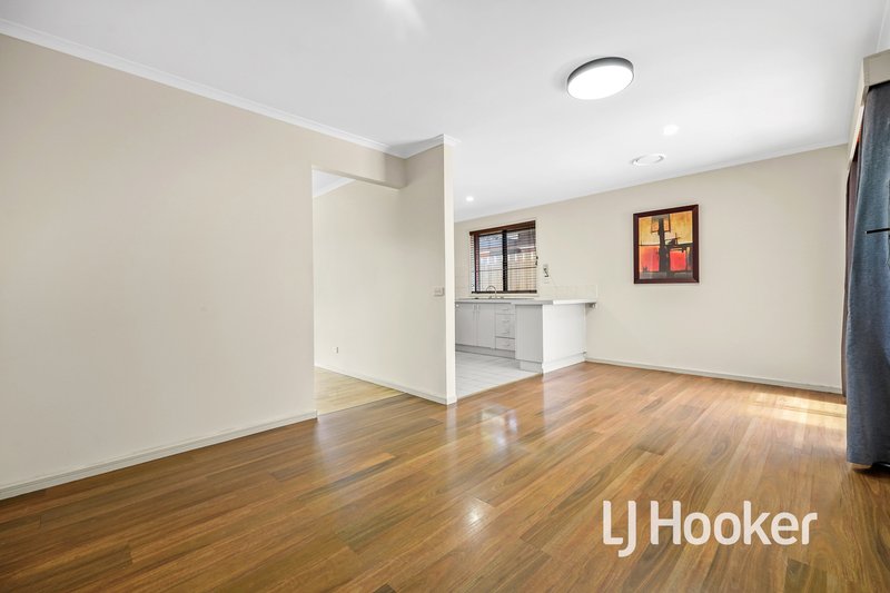 Photo - 8 Ellindale Close, Hampton Park VIC 3976 - Image 2