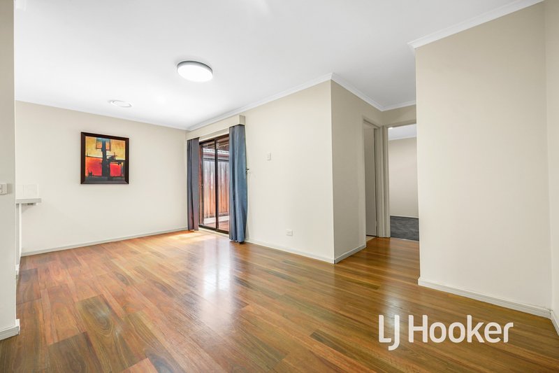 Photo - 8 Ellindale Close, Hampton Park VIC 3976 - Image 3