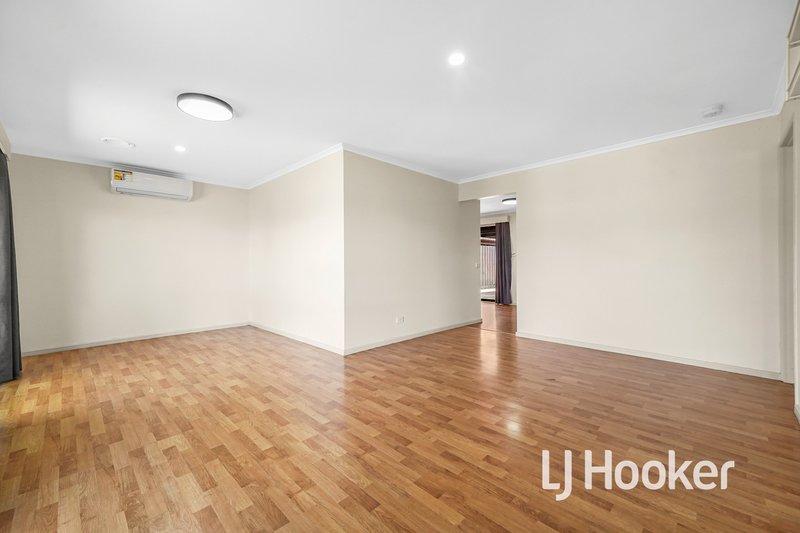 Photo - 8 Ellindale Close, Hampton Park VIC 3976 - Image 5