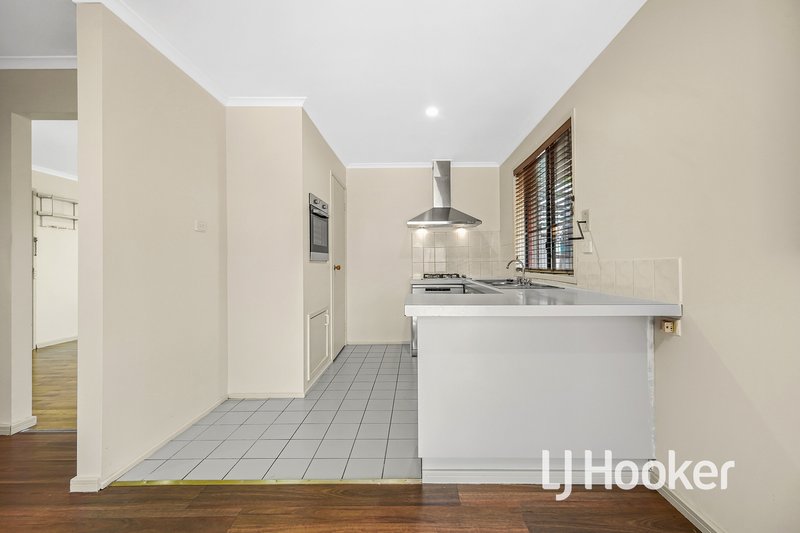 Photo - 8 Ellindale Close, Hampton Park VIC 3976 - Image 6