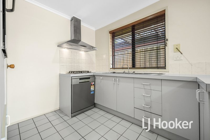 Photo - 8 Ellindale Close, Hampton Park VIC 3976 - Image 7