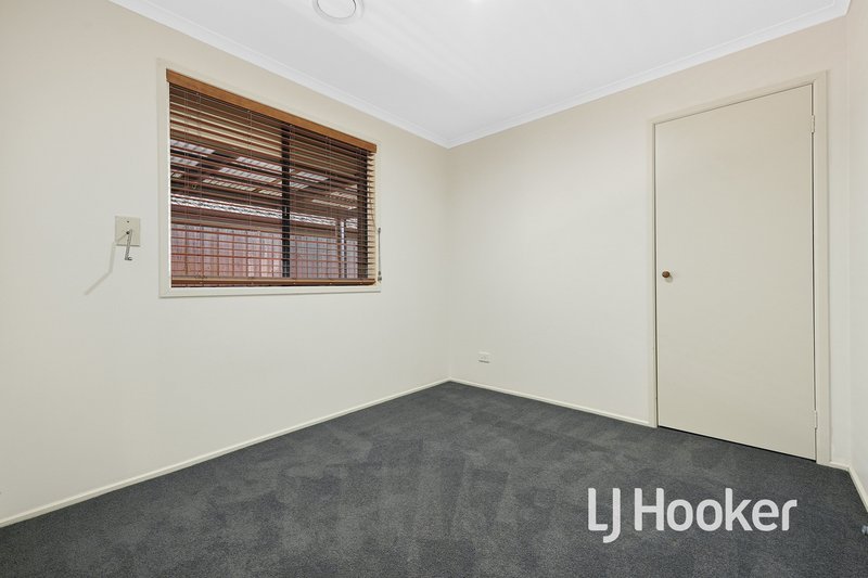 Photo - 8 Ellindale Close, Hampton Park VIC 3976 - Image 11