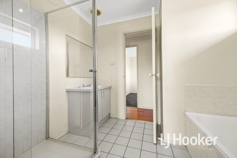 Photo - 8 Ellindale Close, Hampton Park VIC 3976 - Image 12