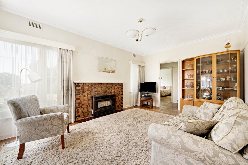 Photo - 8 Emerald Street, Essendon West VIC 3040 - Image 2