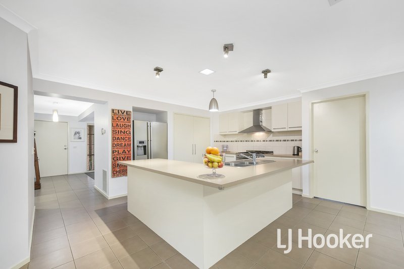 Photo - 8 Eskdale Court, Pakenham VIC 3810 - Image 3